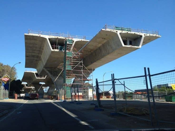 Cantilevered bridge deck construction