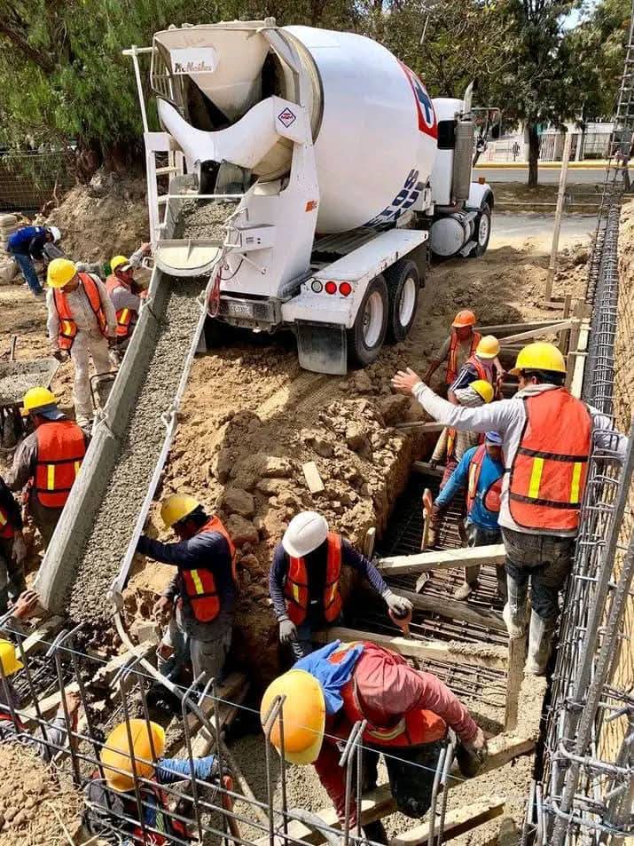 Parking structure multi-level ramp construction